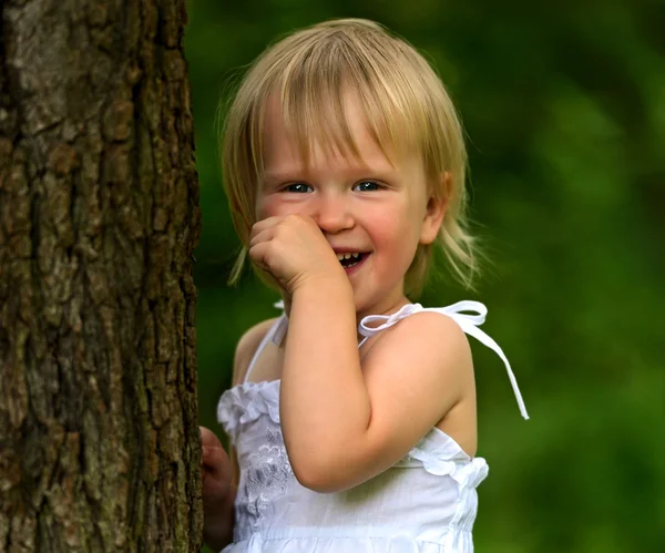 A little girl in a city park — Stock Photo, Image