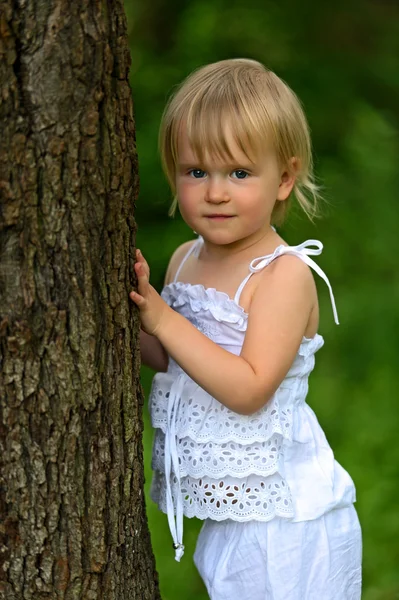 A little girl in a city park — Stock Photo, Image