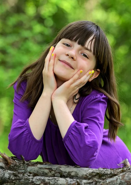 Una niña en un parque de la ciudad — Foto de Stock