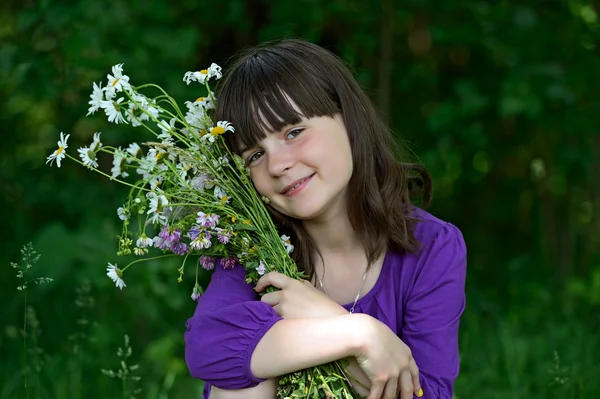 A little girl in a city park — Stock Photo, Image