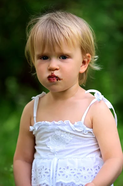 En liten flicka i en park — Stockfoto