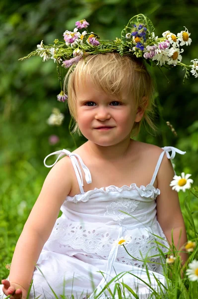 A little girl in a city park — Stock Photo, Image