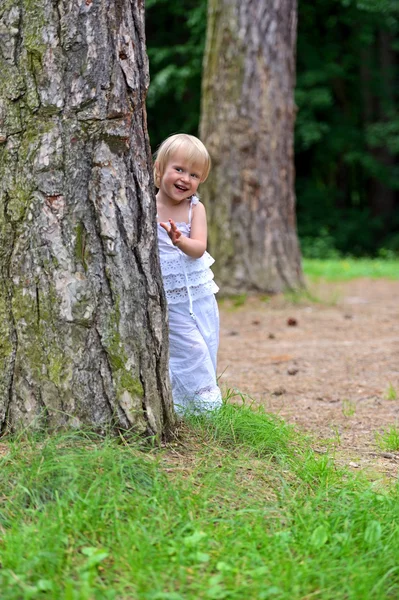 Een klein meisje in een stadspark — Stockfoto