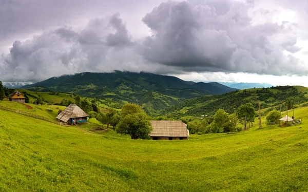 Wieczorny krajobraz w górach. Ukraina. — Zdjęcie stockowe