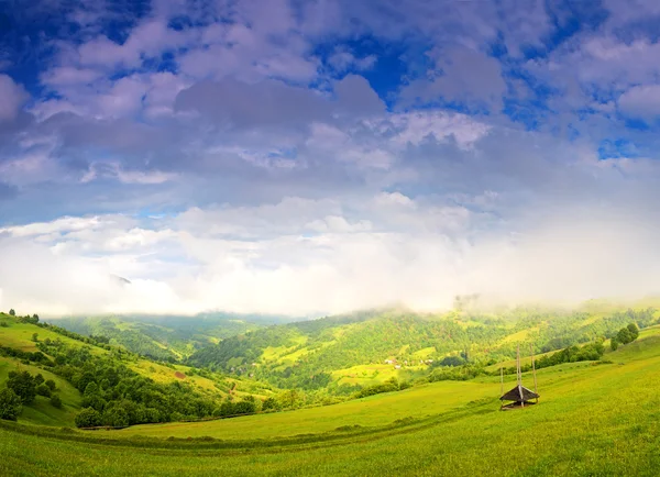 Morgon landskap i bergen. Karpaterna, Ukraina, Europa. — Stockfoto