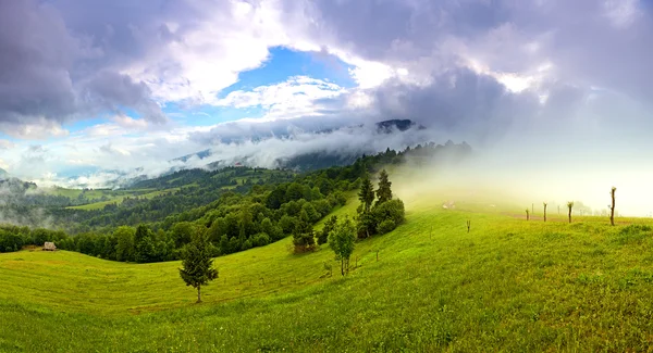 Morgon landskap i bergen. Karpaterna — Stockfoto