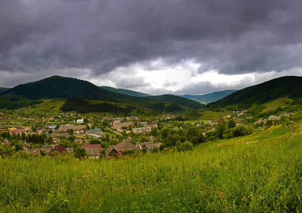 Wieczorny krajobraz w górach. Ukraina. — Zdjęcie stockowe