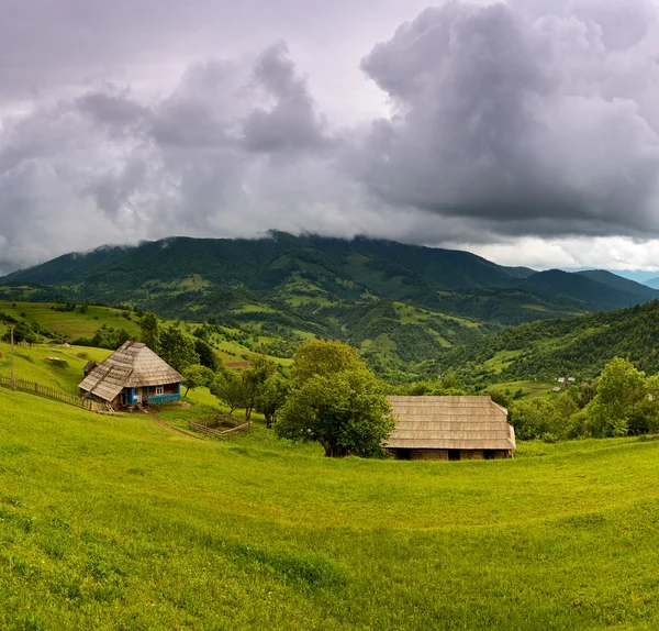 's avonds landschap in de bergen. Oekraïne. — Stockfoto