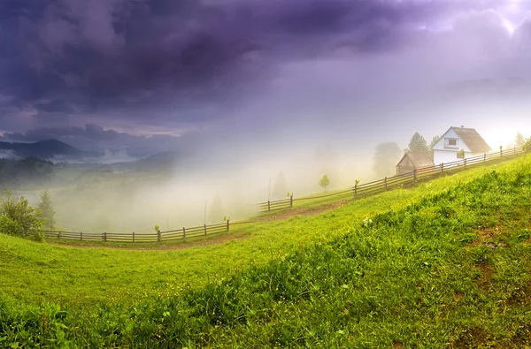 Abendlandschaft in den Bergen. Ukraine. — Stockfoto