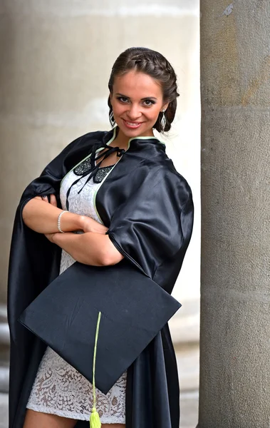 Ein Universitätsabsolvent in Roben — Stockfoto