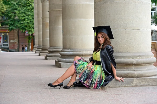 Um graduado universitário em roupões — Fotografia de Stock