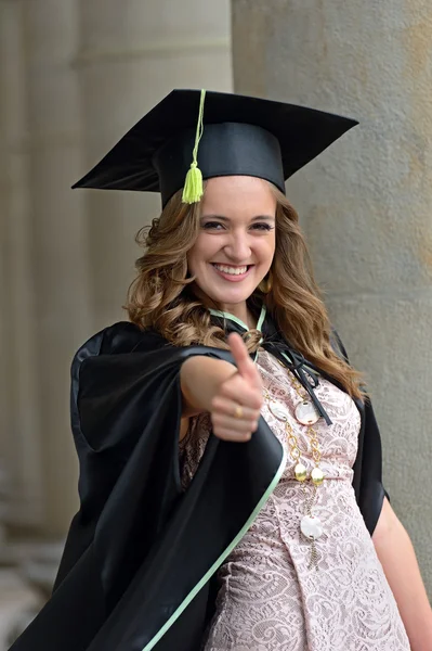 Ein Universitätsabsolvent in Roben — Stockfoto