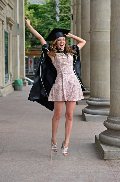 Ein Universitätsabsolvent in Roben — Stockfoto