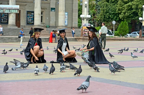 Ein Universitätsabsolvent in Roben — Stockfoto