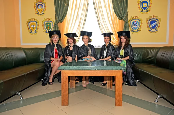 Een universiteit afgestudeerd in gewaden — Stockfoto