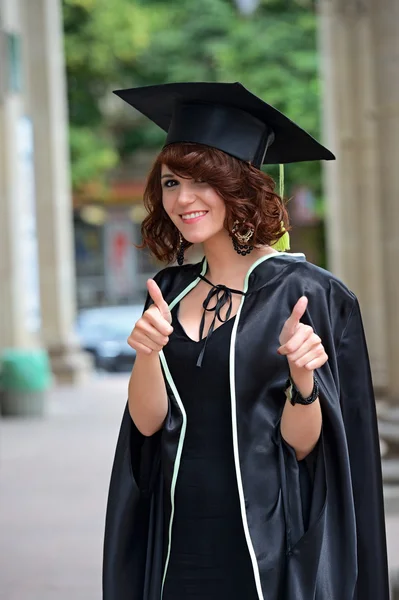 Un graduado universitario en túnicas — Foto de Stock