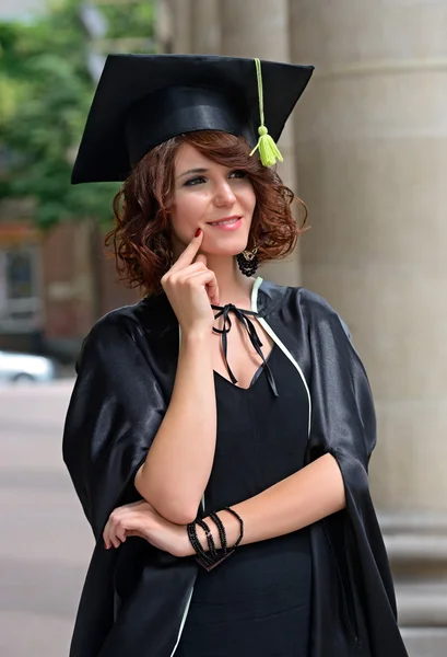 Ein Universitätsabsolvent in Roben — Stockfoto