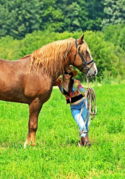 Chica con un caballo —  Fotos de Stock