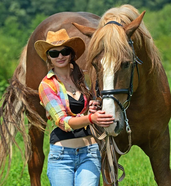 Meisje met een paard — Stockfoto