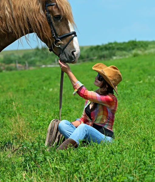 Ragazza con un cavallo — Foto Stock