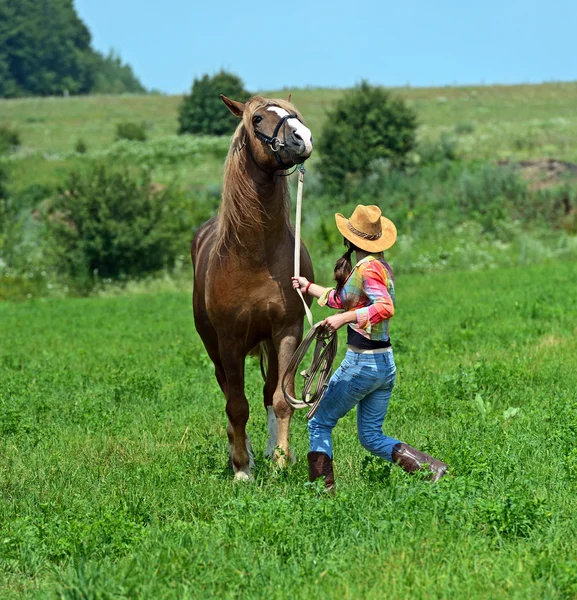 Meisje met een paard — Stockfoto