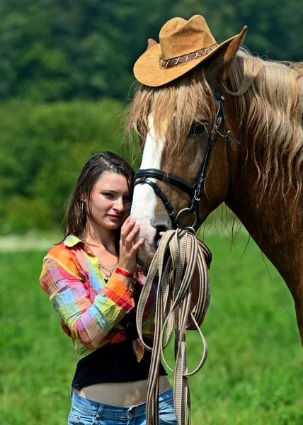 Menina com um cavalo — Fotografia de Stock