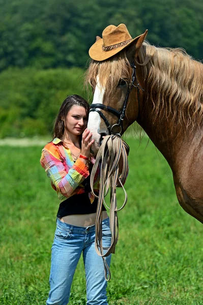 Meisje met een paard — Stockfoto