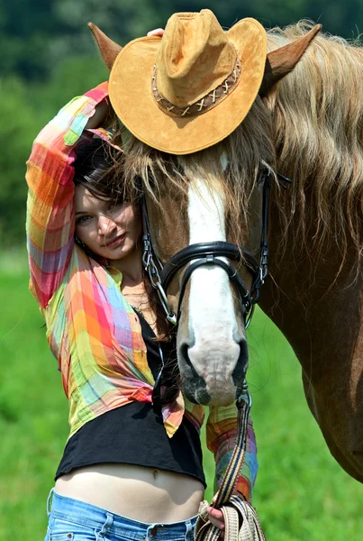 Ragazza con un cavallo — Foto Stock