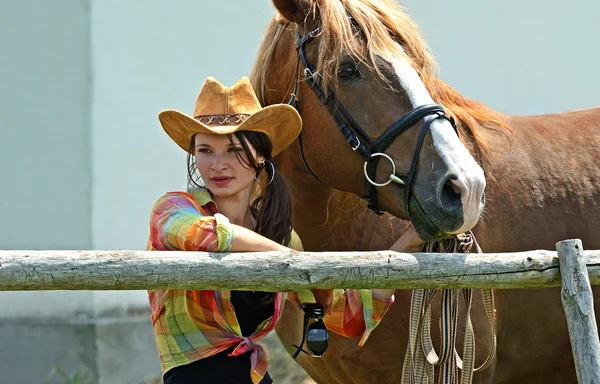 Menina com um cavalo — Fotografia de Stock