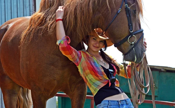 Fille avec un cheval — Photo