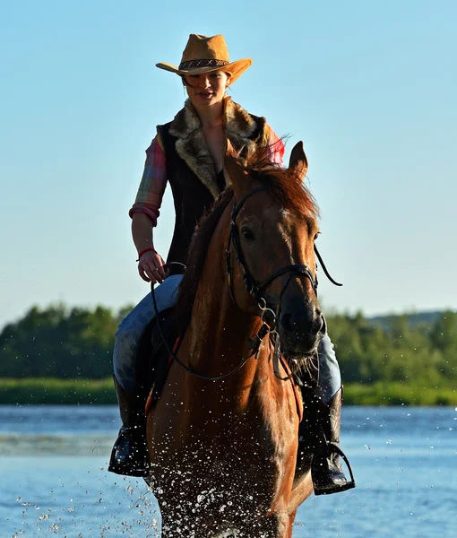 Mädchen mit Pferd — Stockfoto