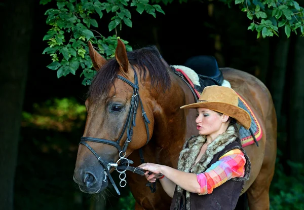 Κορίτσι με άλογο. — Φωτογραφία Αρχείου