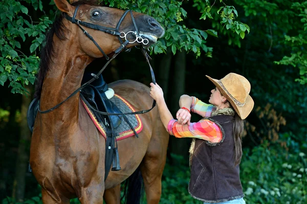 Meisje met een paard — Stockfoto