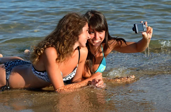 Een vrouw die over het strand loopt — Stockfoto