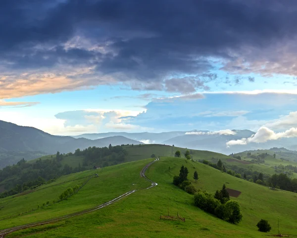 Dağlarda akşam peyzaj. Ukrayna. — Stok fotoğraf