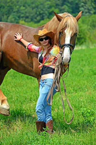 Menina com um cavalo — Fotografia de Stock