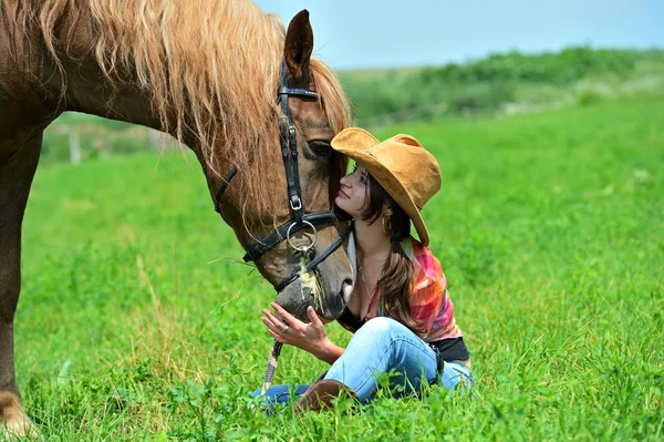 Meisje met een paard — Stockfoto