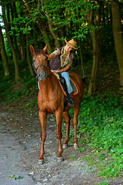 带着马的女孩 — 图库照片