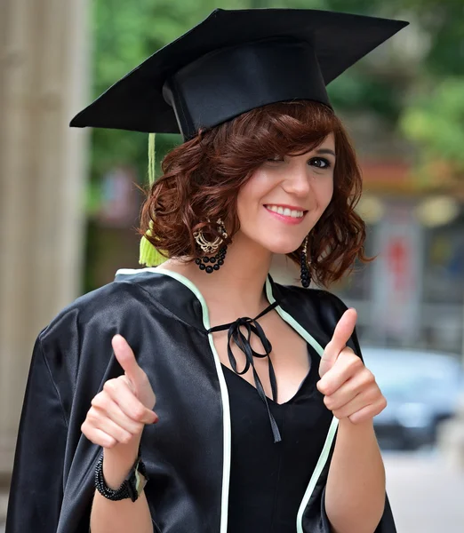 Ein Universitätsabsolvent in Roben — Stockfoto