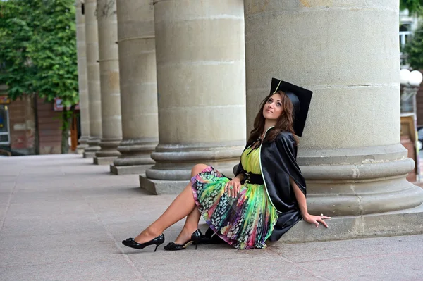 Um graduado universitário em roupões — Fotografia de Stock