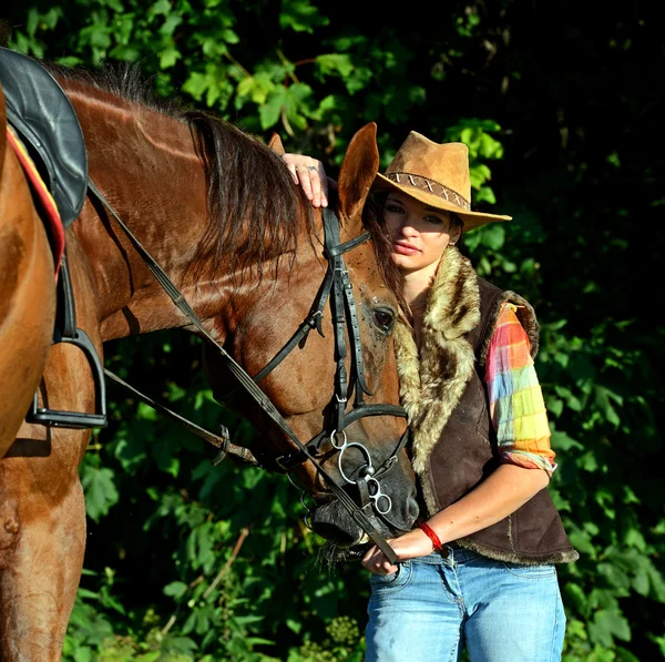 Fille avec un cheval — Photo