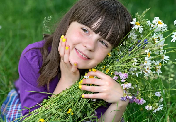 Una niña en un parque de la ciudad — Foto de Stock