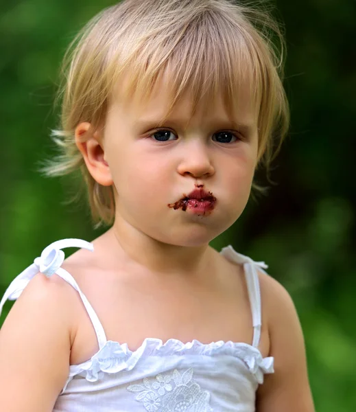 Una niña en un parque de la ciudad — Foto de Stock