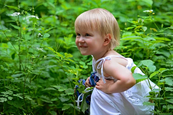 Een klein meisje in een stadspark — Stockfoto