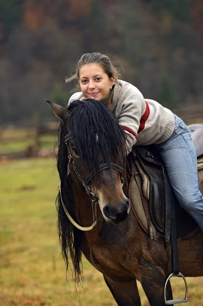 Het meisje spreekt met het paard — Stockfoto