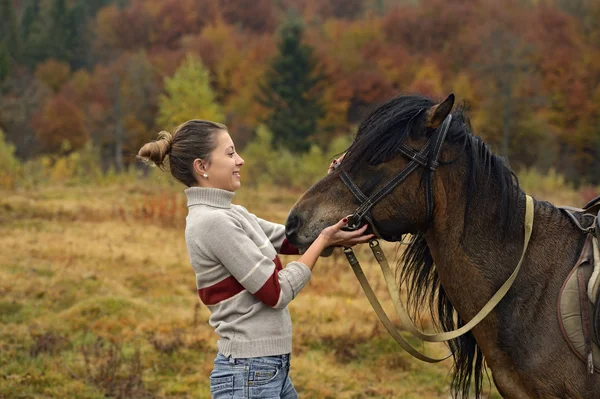 这匹马的女孩说话 — 图库照片