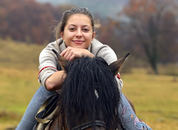 A menina fala com o Cavalo — Fotografia de Stock