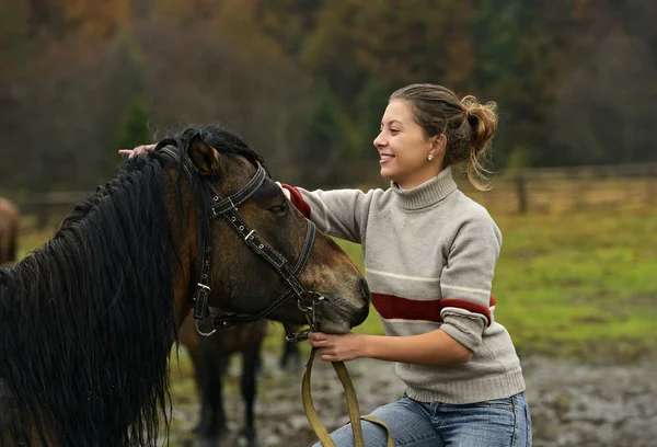 The girl speaks with the Horse — Stock Photo, Image