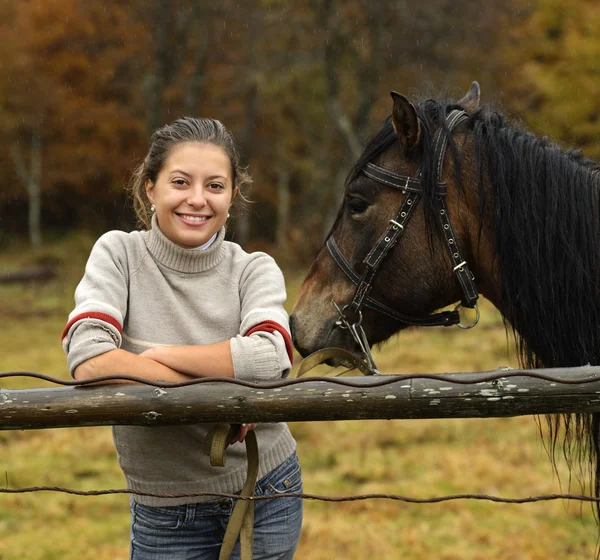 Het meisje spreekt met het paard — Stockfoto