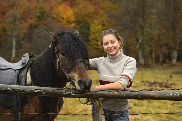 Das Mädchen spricht mit dem Pferd — Stockfoto